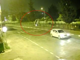 Bursa'da kontrolden çıkan minibüs dereye uçtu