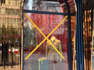 İzmir'de alkollü trans şahıs, başıyla vurduğu iş yeri vitrin camını kırdı