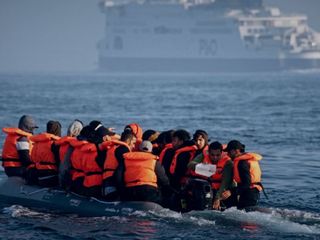 Manş Denizi'nde göçmen rekoru: Bir günde 800'den fazla geçiş