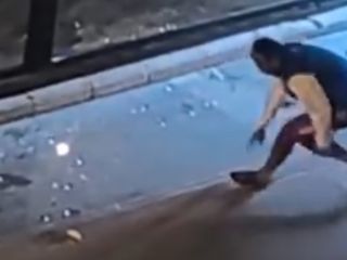 Hatay'da taşla park halindeki otomobiller ile iş yerlerinin camlarını kırdı