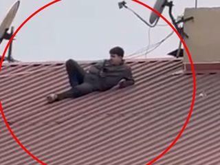 Siirt'te bir vatandaş amatör lig maçını izlemek için çatıya çıktı