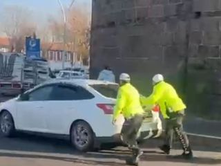 Diyarbakır'da aracı arızalanan sürücüye polis ekiplerinden yardım