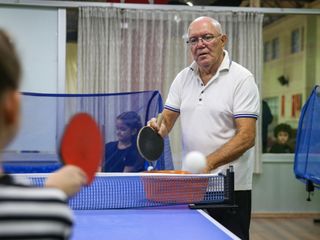 Hatay'da 50 yıllık raketi çocuklar için sallıyor