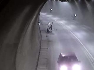 Amasya'da motosikletiyle takla atan sürücü hiçbir şey olmamış gibi yoluna devam etti