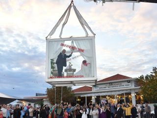 Muğla'da alışılmadık düğün: Gelin ve damat cam vitrinde