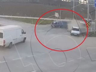 Amasya'da kırmızı ışıkta bekleyen otomobile arkadan otomobil çarptı