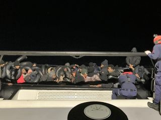 İzmir açıklarında 44 kaçak göçmen yakalandı, 18 göçmen kurtarıldı