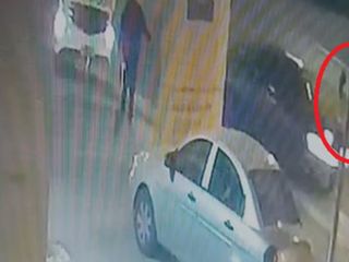 Kayseri’de otomobilin yayaya çarptığı kaza kamerada: 2 yaralı