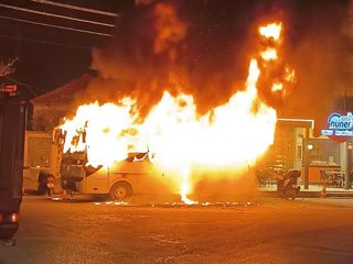 Manisa'da servis otobüsü alev alev yandı