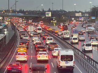 İstanbul'da haftanın ikinci iş gününde trafikte yoğunluk yaşanıyor