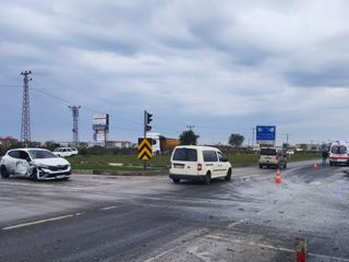 Antalya'da ambulansa yol verme kazasında ortalık savaş alanına döndü
