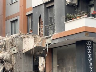 İstanbul'da yıkım sırasında yandaki bina zarar gördü