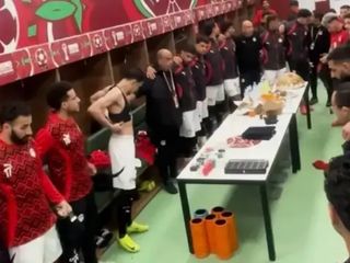 Mısır Milli Takımı maç öncesi soyunma odasında dua etti