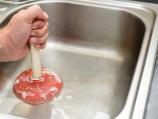 Sirke ve Karbonatı Unutun! Bir Bardakla Gideri Açıyor