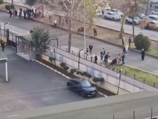 Diyarbakır'da adliye önünde tekmeli yumruklu kavga kameraya yansıdı