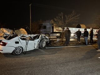 Kilis’te otomobil, park halindeki tıra çarptı: 2 yaralı