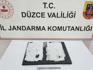 Düzce'de ayakkabısının tabanında uyuşturucu bulunan şüpheli gözaltına alındı