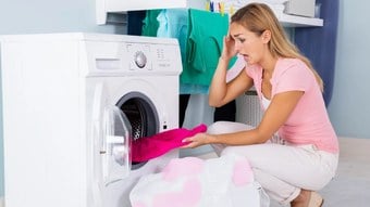 Çamaşır makinesindeki tehlike: Elinizde patlayabilir! Sakın bunları makinede yıkamayın