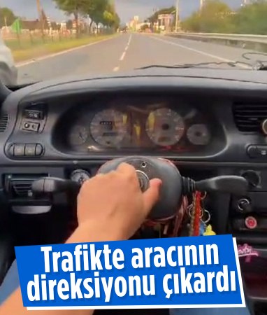 Bolu'da bir sürücü trafikte aracının direksiyonu yerinden çıkarıp ilerledi