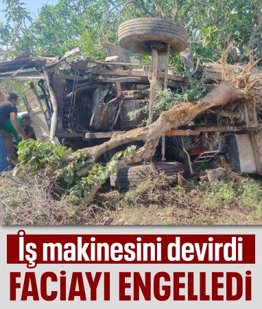 Manisa'da iş makinesini deviren sürücü faciayı önledi