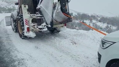 Elazığ'da kar yağışı: Araçlar mahsur kaldı