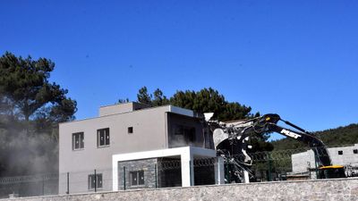 İzmir'de 2B arazilerine yapılan evler yıkılıyor