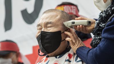 Güney Kore'de koronavirüs kısıtlamalarına saç tıraşlı protesto