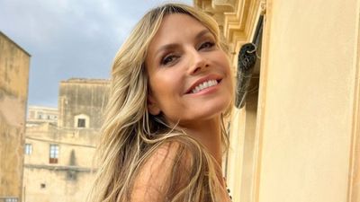 49'luk Heidi Klum'dan manzaraya karşı üstsüz poz! 'Hayal gücüne gerek yok'