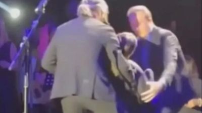 İzel, Muğla'daki konserinde baygınlık geçirdi