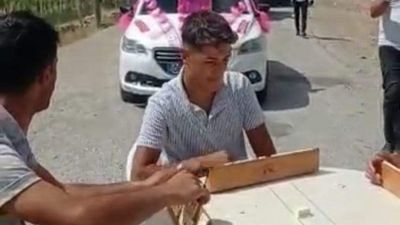 Van'da düğün konvoyunun önü okey masasıyla kesildi