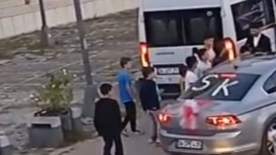 Sultanbeyli'de gelin aracından inip çocuklara saldırdı