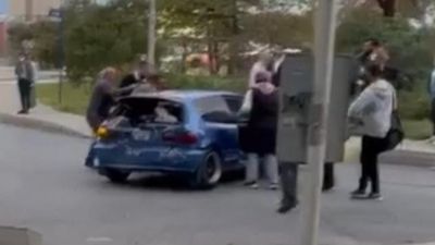 İstanbul'da kaza sonrası çıkan keserli kavga kamerada