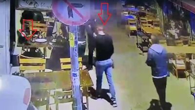 İzmir'de ceketini siper edip masadan telefon çaldı