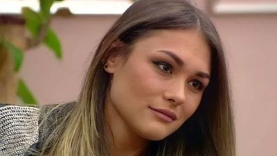 Kısmetse Olur'un Hazal'ı mini elbisesiyle dudak ısırttı! Gören sordu: 
