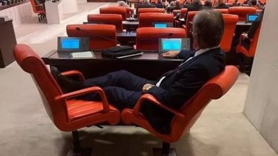 İyi Partili Ahat Andican görüşmelerde ayaklarını uzatarak oturdu