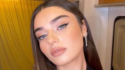Ayça Ayşin Turan derin dekoltesiyle güzelliğine güzellik kattı! 'Murat Abi mest olmuştur'