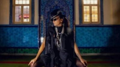 Eda Taşpınar'ın camideki pozu, Osman Hamdi'nin tablosuna benzetildi