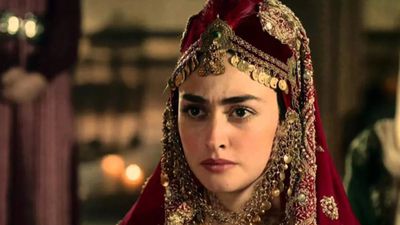 Tanıyabilene aşk olsun! Esra Bilgiç ceketinin içine bir şey giymedi, olay oldu! 