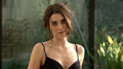 Cansu Dere derin bacak dekoltesiyle 