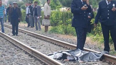 Raylara oturarak intihar etti