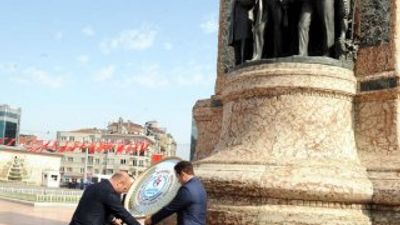 Taksim’deki Cumhuriyet Anıtı’na çelenk bırakıldı