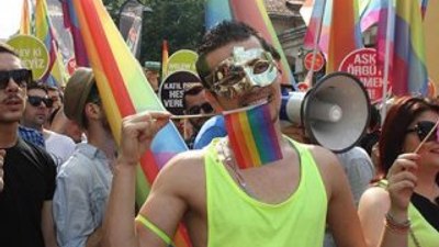 Cemaatçi ablalar LGBT yürüyüşündeydi