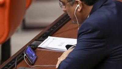 Meclis'teki vekiller Ahmet Davutoğlu'nu cepten izledi