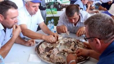 Tekirdağ'daki festivalde oğlak yeme yarışması düzenlendi