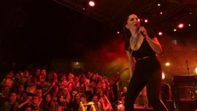 Sertab Erener CHP'li başkana kızdı, sahneyi terk etti