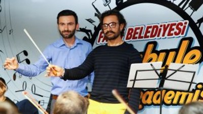 Aamir Khan Sulukule Sanat Akademisi'nde orkestra yönetti