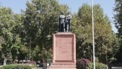 Malatya'da Atatürk heykeline şort giydirilsin talebi