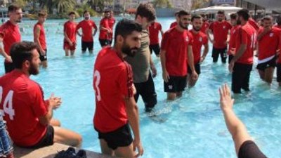 Aydınspor 1923 futbolcuları duş için süz havuzuna girdi