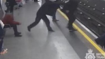 Yolcuları metro raylarına itekleyen adam