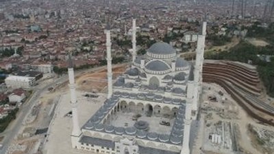 Yapımı devam eden Çamlıca Camii'de ilk namazlar kılındı